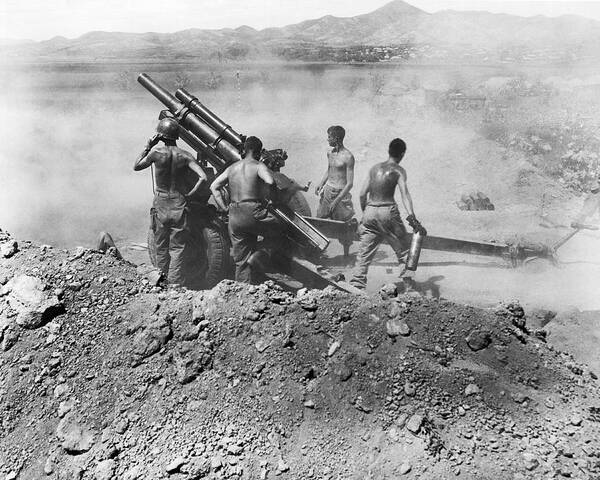1940s Art Print featuring the photograph Howitzer Shelling In Korea by Underwood Archives