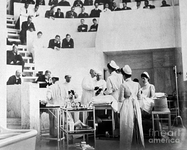 Medical Art Print featuring the photograph John Hopkins Operating Theater, 19031904 by Science Source