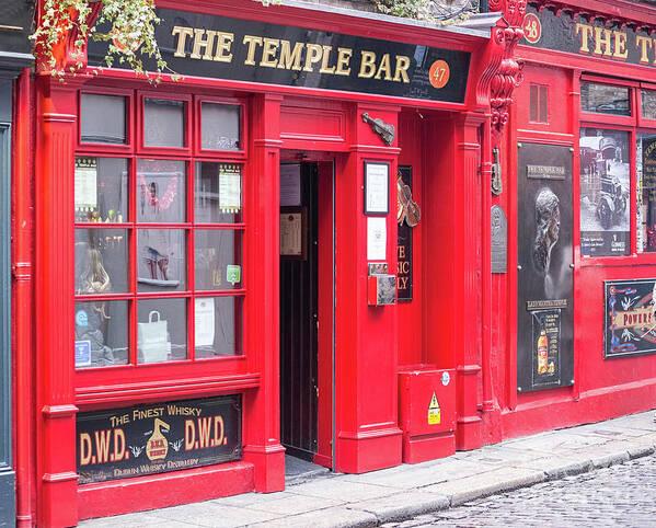 Dubliny Art Print featuring the photograph Temple Bar in Dublin by Les Palenik