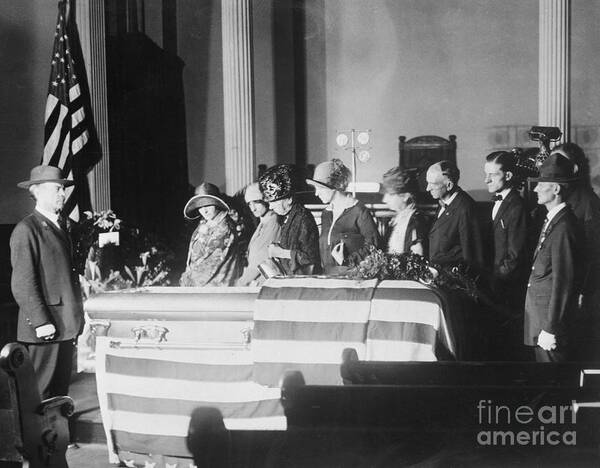 Mourner Art Print featuring the photograph Mourners At Lying-in-state Of William by Bettmann