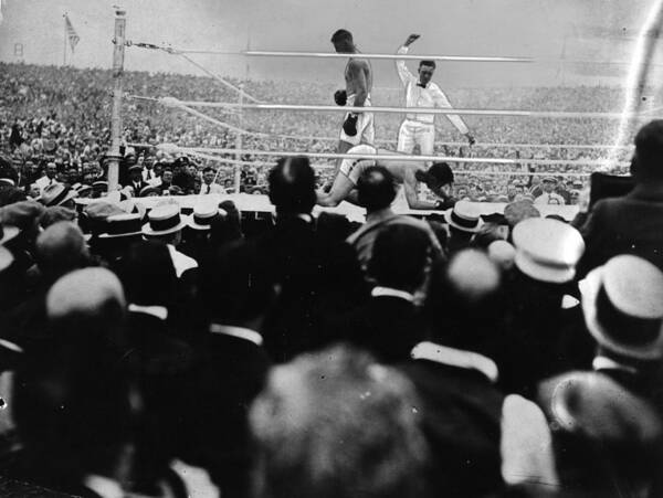 Crowd Art Print featuring the photograph Knock-out by Hulton Archive