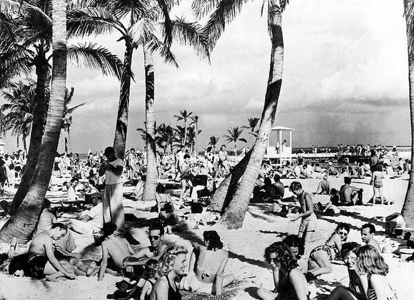 1940-1949 Art Print featuring the photograph Miami Beach In The United States In 1948 by Keystone-france