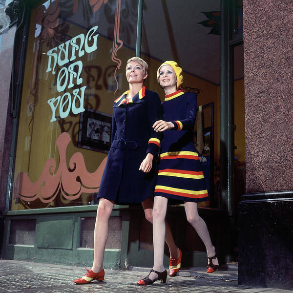Twiggy Art Print featuring the photograph Sara Crichton-Stuart and Twiggy Shopping by Ray Traeger