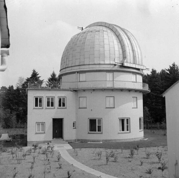 1950-1959 Art Print featuring the photograph Bergedorf Telescope by Meyer Pfundt