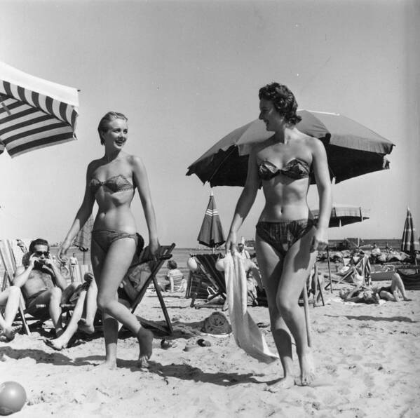 1950-1959 Art Print featuring the photograph Bikini Girls by Bert Hardy