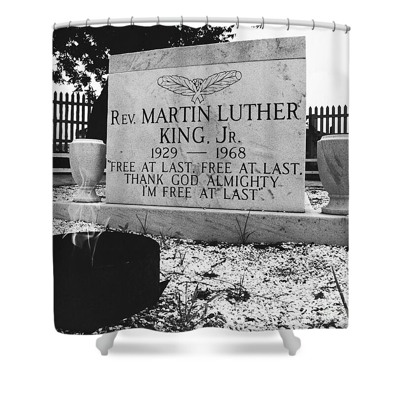 Martin Luther King Shower Curtain featuring the photograph Mlks Original Grave by Tom McHugh