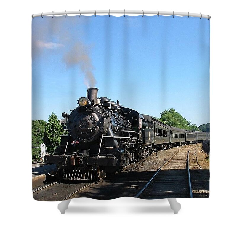 Essex Connecticut Shower Curtain featuring the photograph Old 97 by Lin Grosvenor