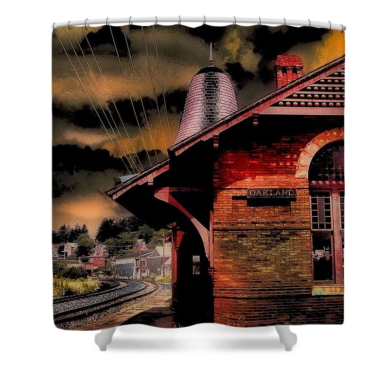 Train Stations Shower Curtain featuring the photograph Roun Da Bend by Robert McCubbin