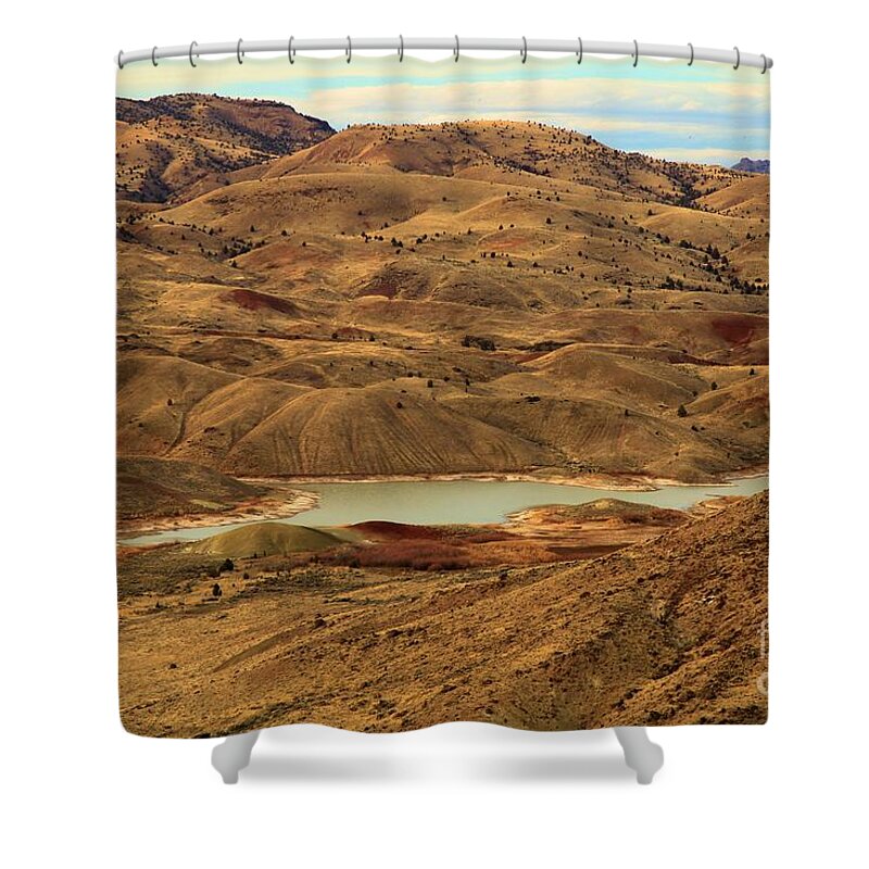 John Day Fossil Beds Shower Curtain featuring the photograph Paint Around The Lake by Adam Jewell