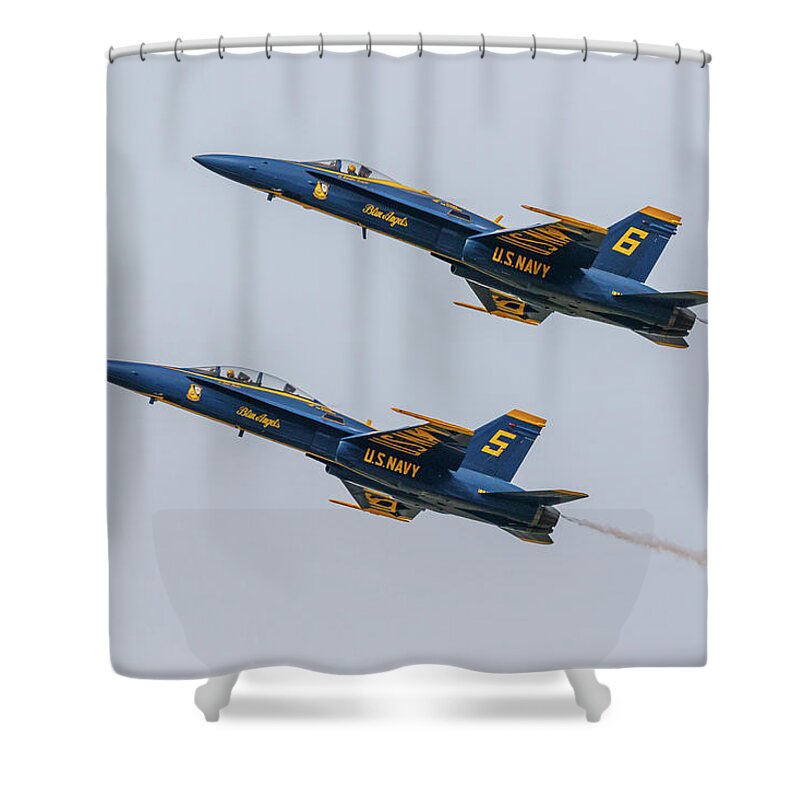  Shower Curtain featuring the photograph Airshow 21 by Les Greenwood