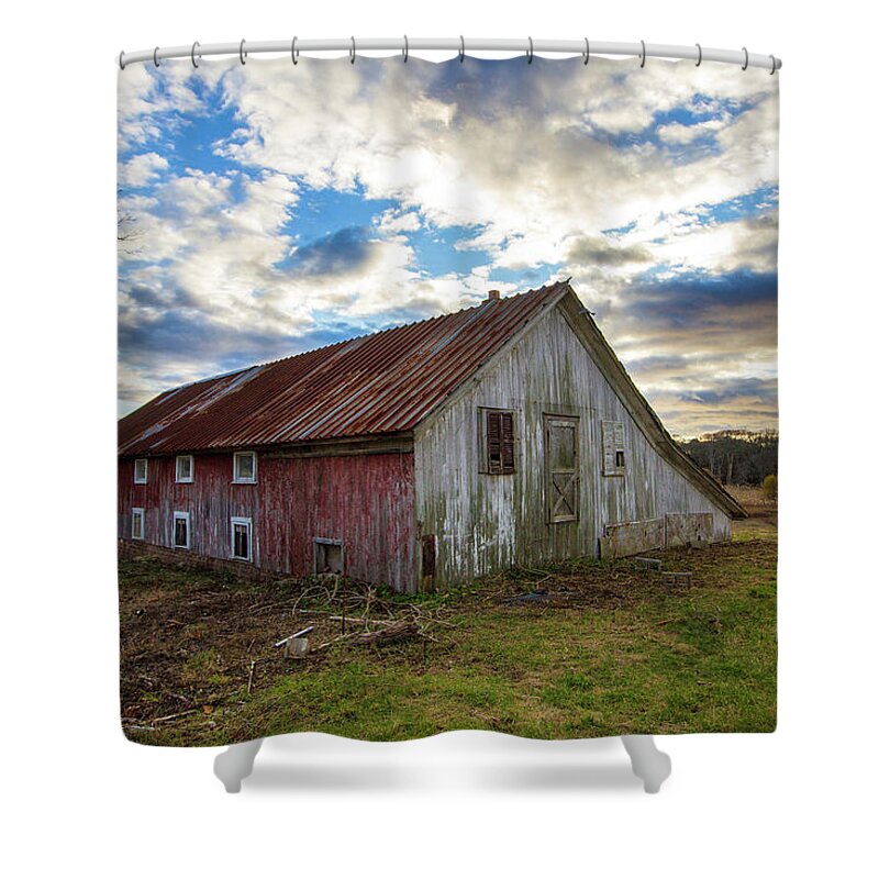 Bay Shower Curtain featuring the photograph Bay Avenue Barn by Robert Seifert