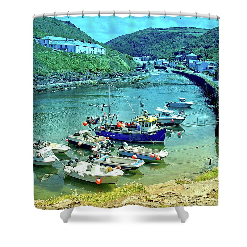 Places Shower Curtain featuring the photograph Boscastle by Richard Denyer