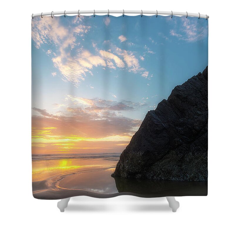 Oregon Shower Curtain featuring the photograph Point Meriwether by Ryan Manuel