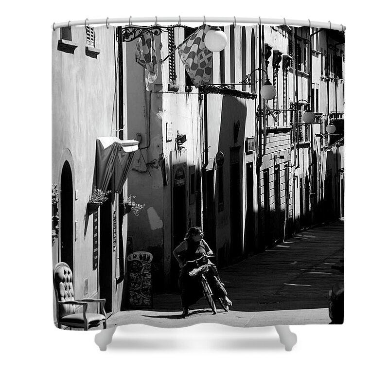 Cityscapes Shower Curtain featuring the photograph que by Lee Stickels