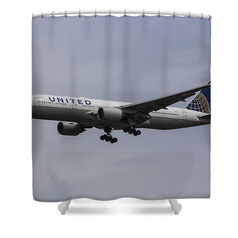 Boeing 777-222 Shower Curtain featuring the photograph United airlines Boeing 777 by David Pyatt