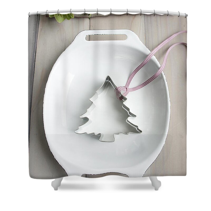 https://render.fineartamerica.com/images/rendered/default/shower-curtain/images/artworkimages/medium/2/a-christmas-tree-cutter-and-a-ribbon-in-an-enamel-baking-dish-martina-schindler.jpg?&targetx=0&targety=-181&imagewidth=787&imageheight=1182&modelwidth=787&modelheight=819&backgroundcolor=9D9A96&orientation=0