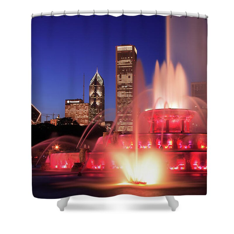 Wind Shower Curtain featuring the photograph Buckingham Fountain, Chicago by Veni
