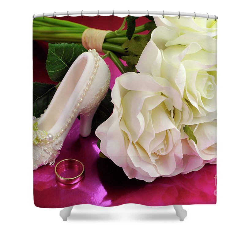 Hoa cưới trắng hồng là sự lựa chọn tuyệt vời để tăng thêm vẻ đẹp sang trọng và đầy cảm hứng cho ngày cưới của bạn. Hãy nhấn mạnh sự tinh tế của bó hoa này với gam màu độc đáo chuyển từ trắng tinh khôi đến hồng tươi trẻ. Chắc chắn bạn sẽ không thể bỏ lỡ bức ảnh hoa cưới trắng hồng đầy lãng mạn này!