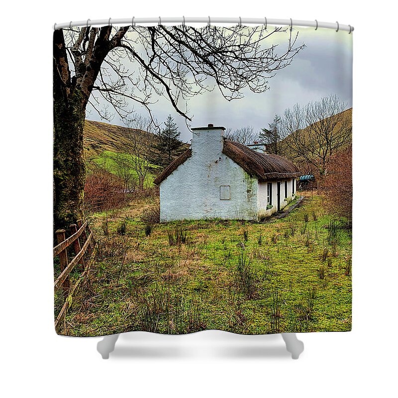 Irish Cottage Shower Curtain featuring the photograph Thatched by Peggy Dietz