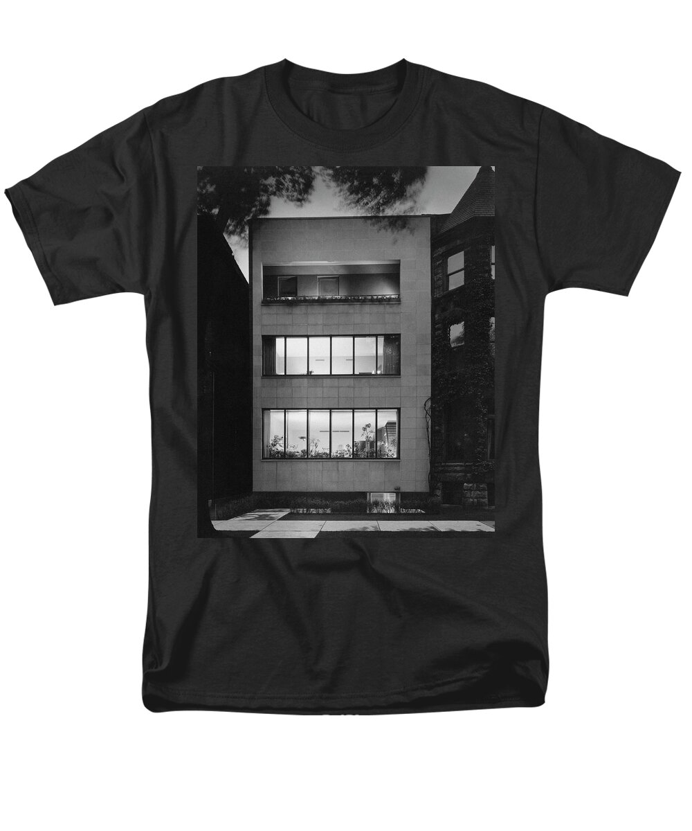 Architecture Men's T-Shirt (Regular Fit) featuring the photograph The Exterior Of A Modern Townhouse by Hedrich-Blessing
