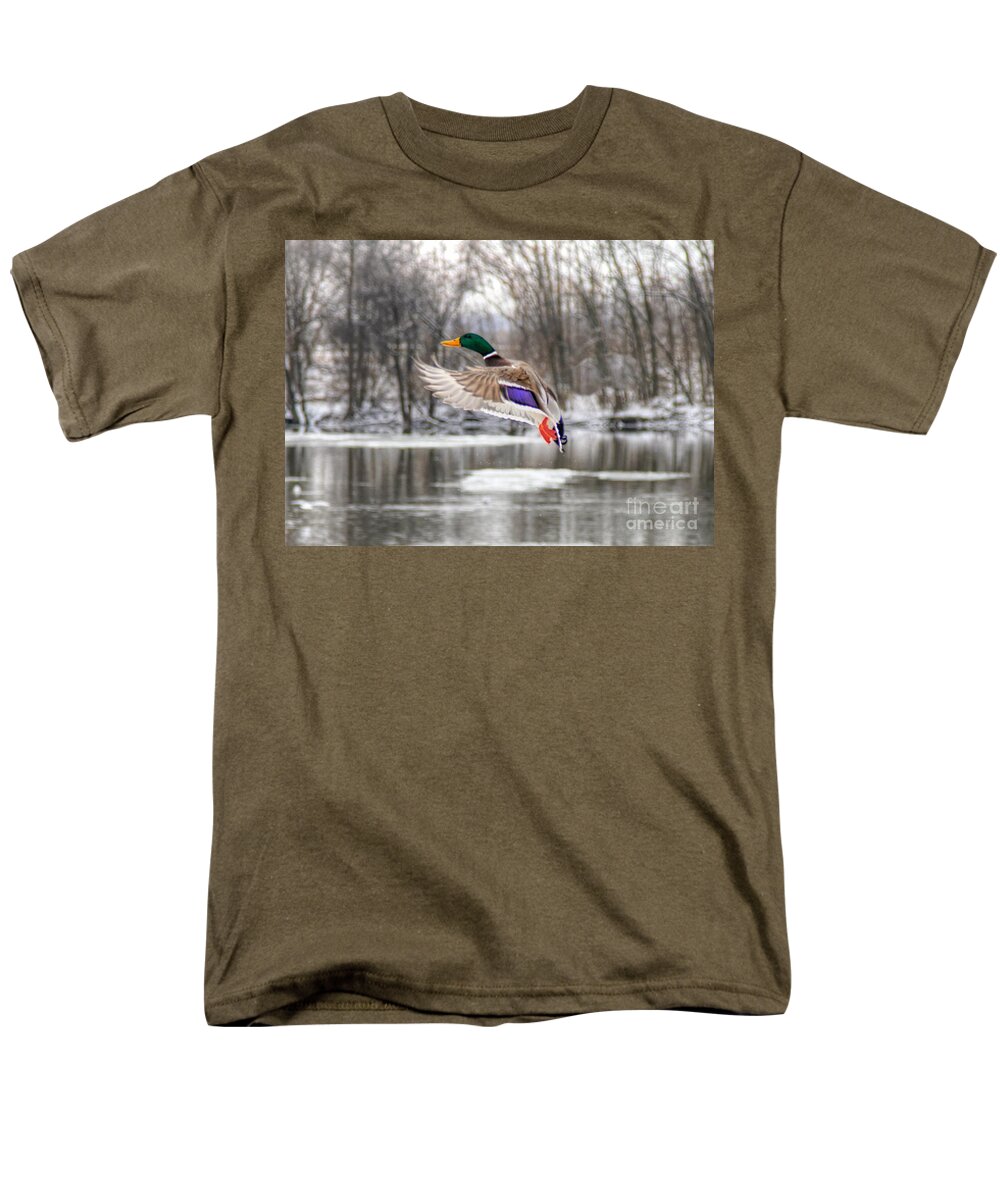 Bird Men's T-Shirt (Regular Fit) featuring the photograph What Color by Robert Pearson