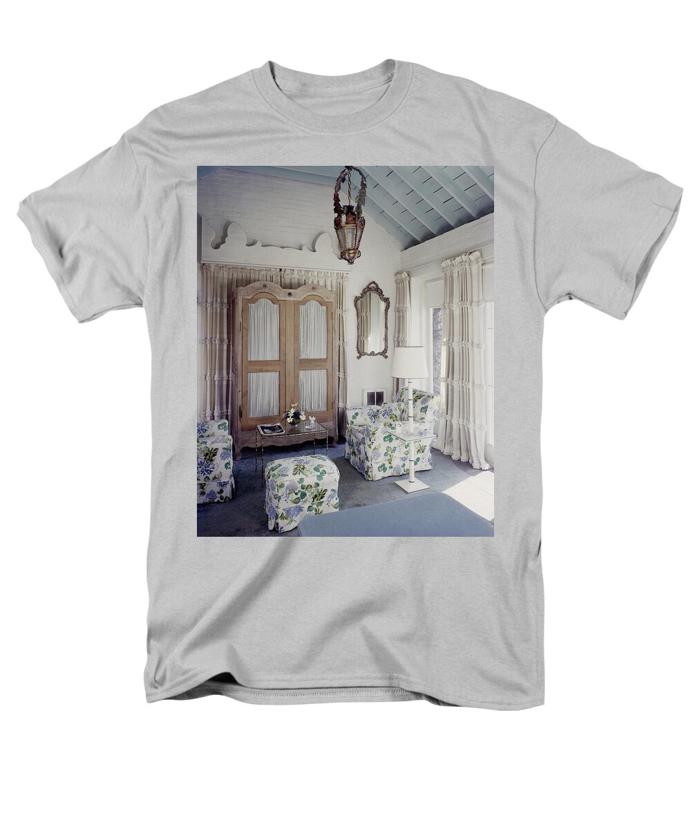Interior Men's T-Shirt (Regular Fit) featuring the photograph A Guest Room At Hickory Hill by Tom Leonard