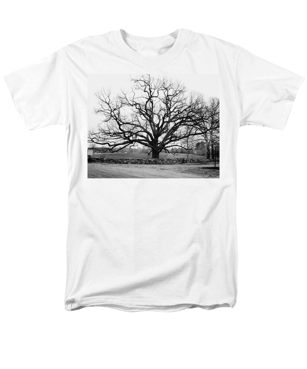 Exterior Men's T-Shirt (Regular Fit) featuring the photograph A Bare Oak Tree by Tom Leonard