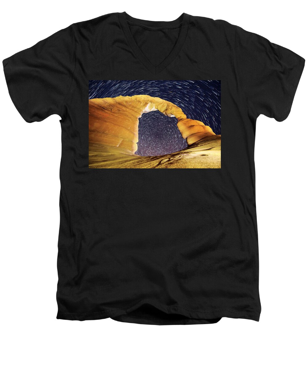 Utah Men's V-Neck T-Shirt featuring the photograph Dizzy by Dustin LeFevre