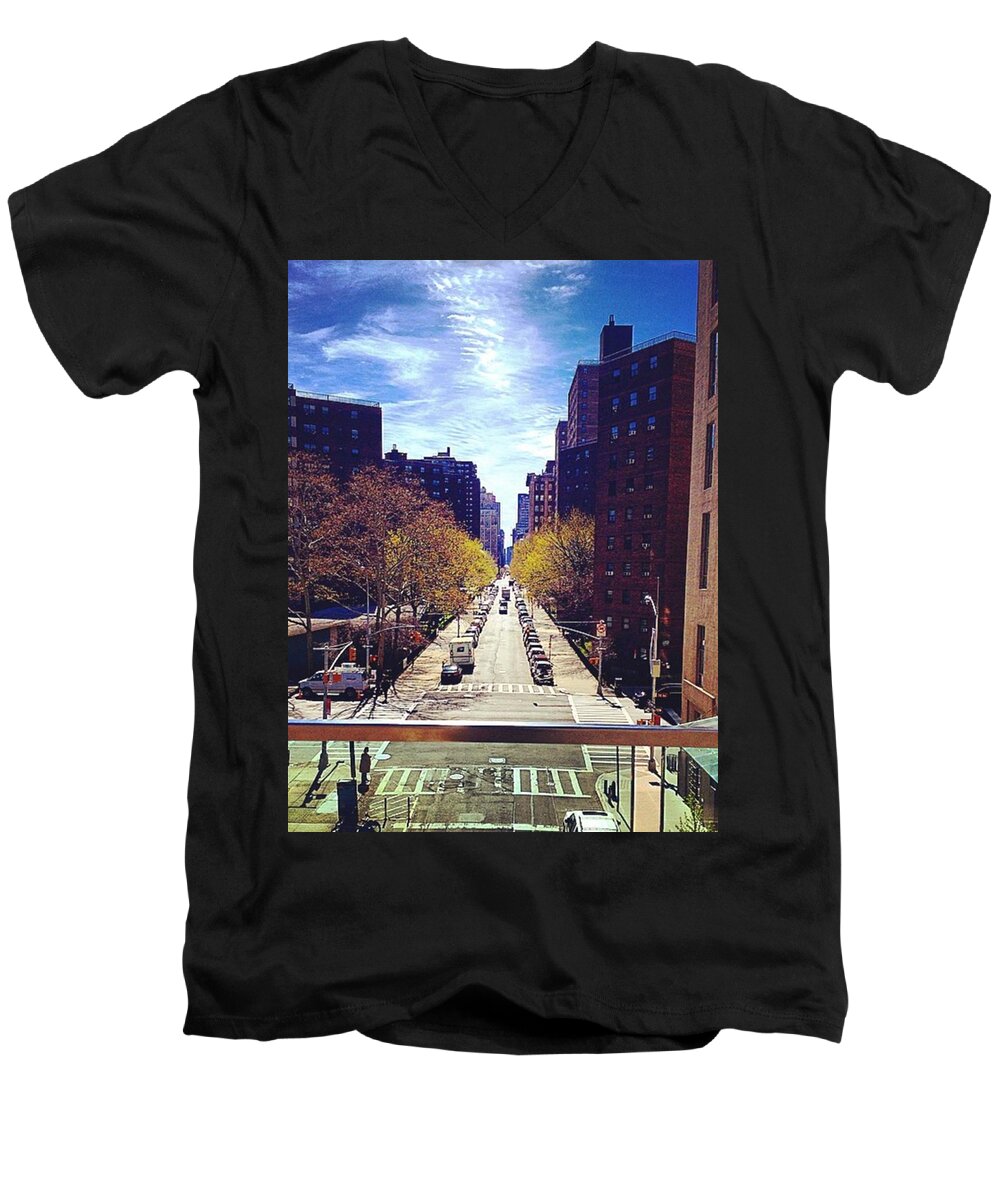 Nyc Men's V-Neck T-Shirt featuring the photograph Highline Park by Mckenzie Weldon