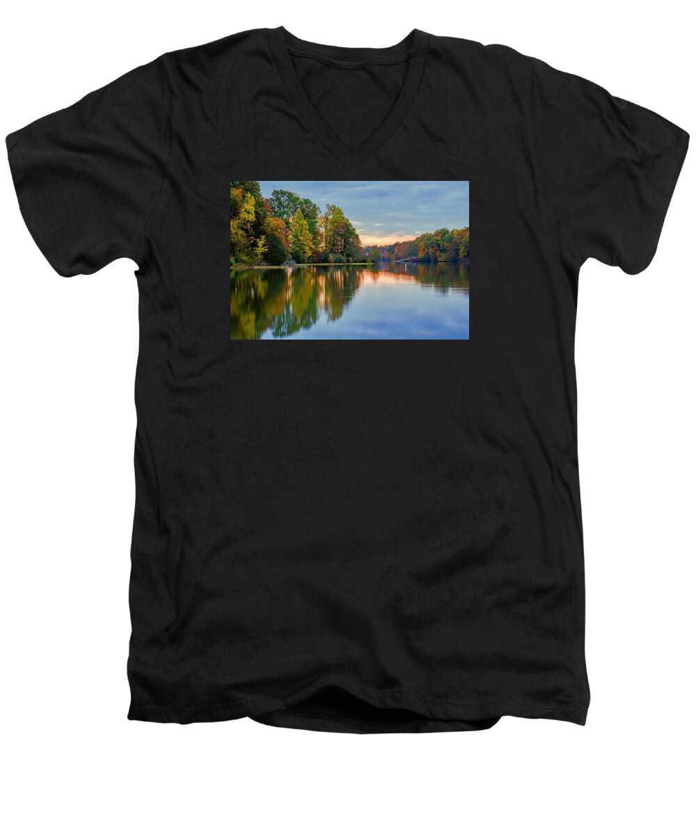Da 18-135 Wr Men's V-Neck T-Shirt featuring the photograph Reflections of Autumn by Lori Coleman