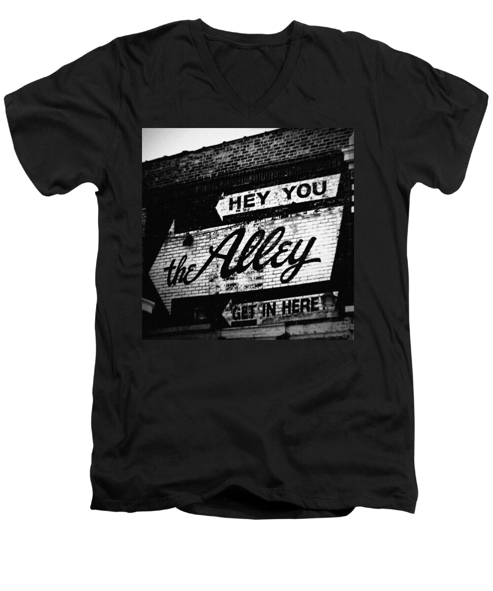 Chicago Men's V-Neck T-Shirt featuring the photograph The Alley Chicago by Kyle Hanson
