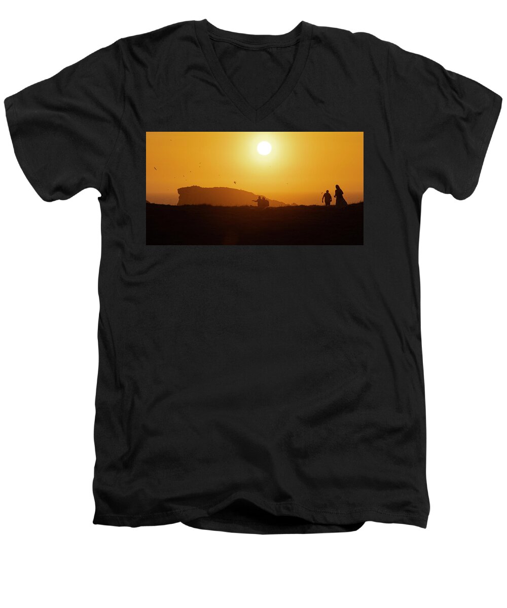 Oregon Men's V-Neck T-Shirt featuring the photograph Sunset for Everyone by Sue Cullumber