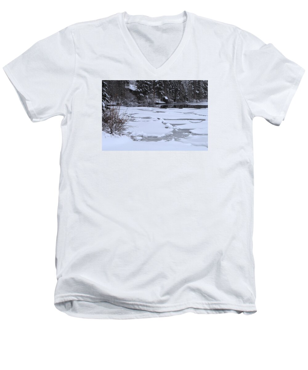 Winter Men's V-Neck T-Shirt featuring the photograph Frozen silence by Duncan Selby