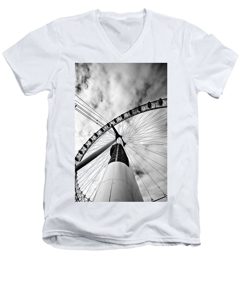 London Men's V-Neck T-Shirt featuring the photograph The eye by Jorge Maia
