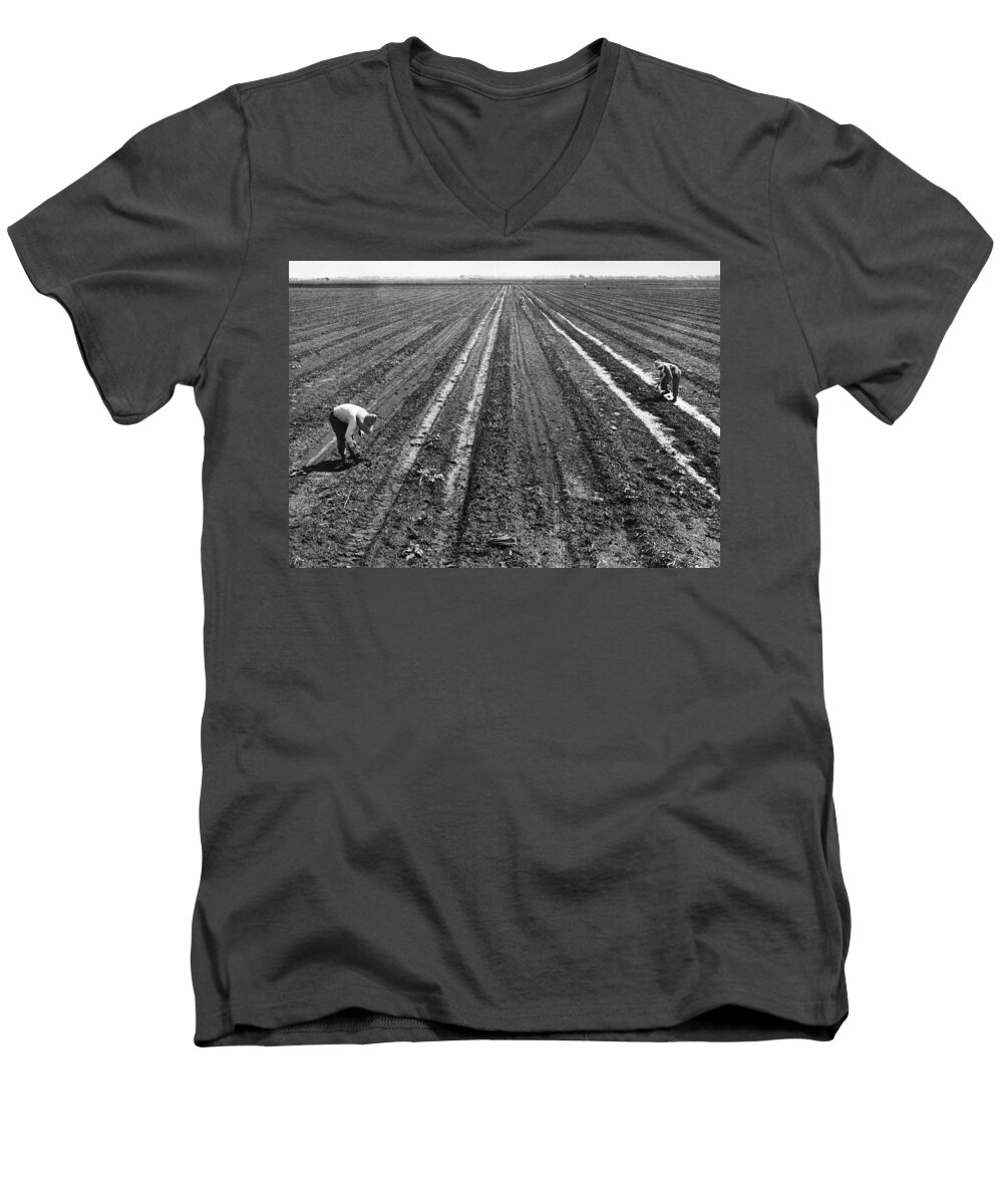 1940 Men's V-Neck T-Shirt featuring the photograph Migrant Workers, 1940 #1 by Granger