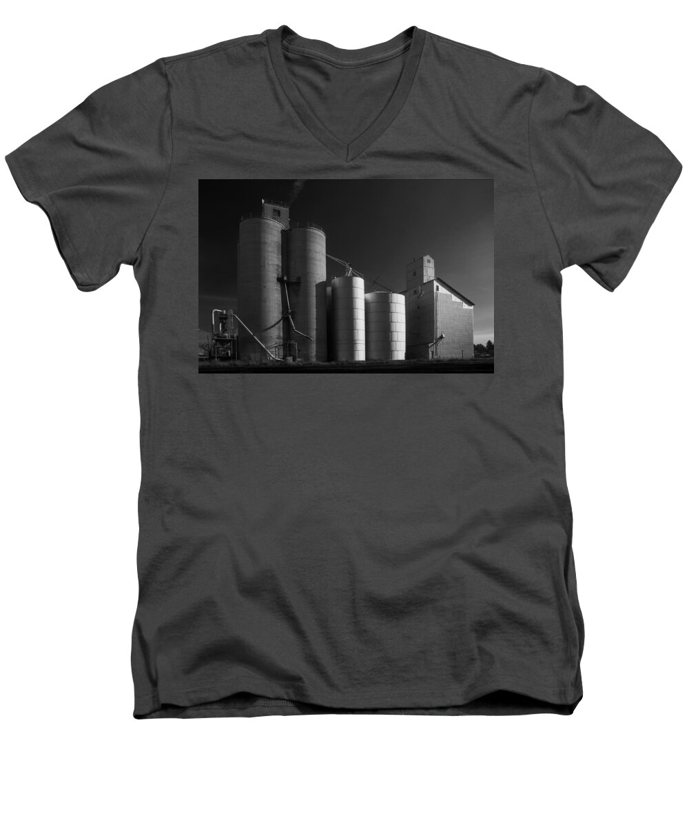 Wheat Men's V-Neck T-Shirt featuring the photograph Spangle Grain Elevator by Paul DeRocker
