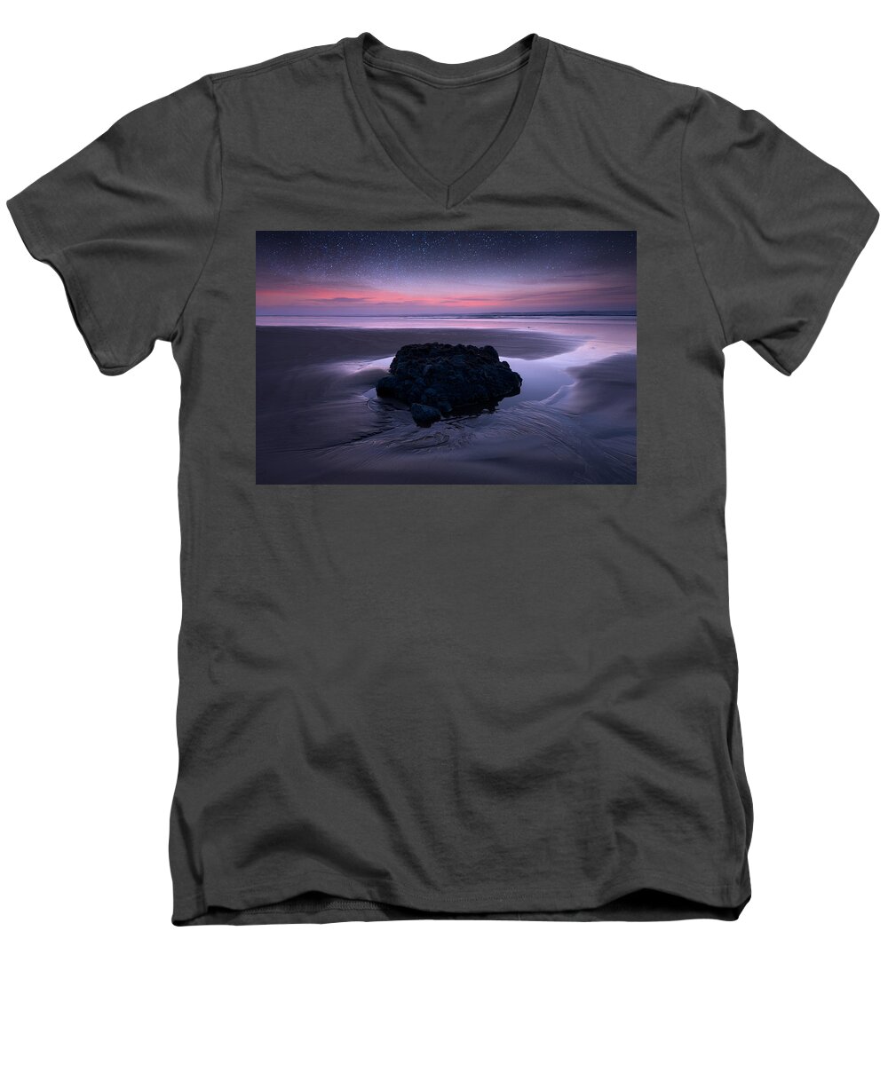 Oregon Men's V-Neck T-Shirt featuring the photograph Day fades to Night by Andrew Kumler