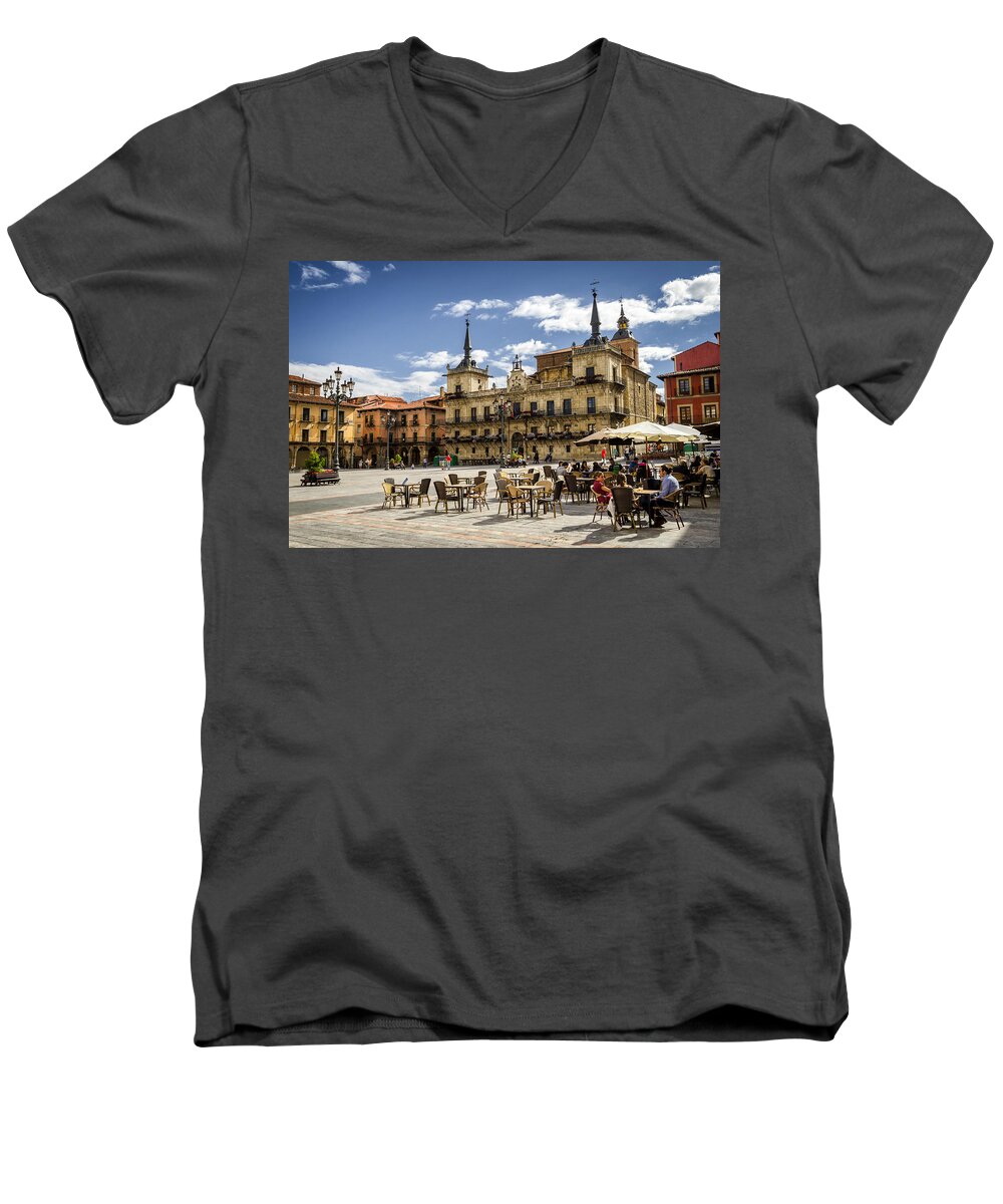 Leon Men's V-Neck T-Shirt featuring the photograph Leon City Hall by Pablo Lopez