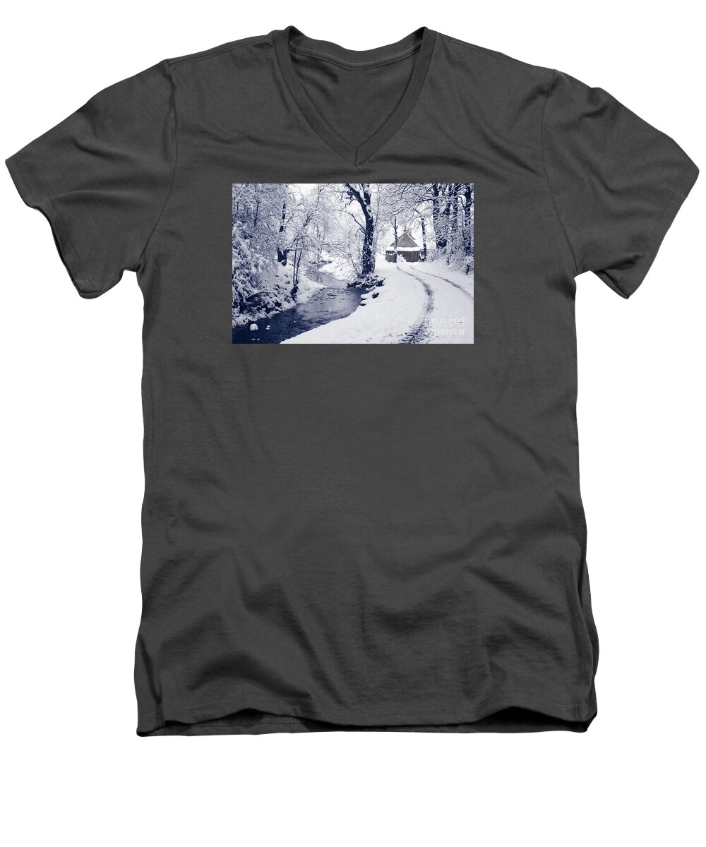 Winter Men's V-Neck T-Shirt featuring the photograph Nearly home by Liz Leyden