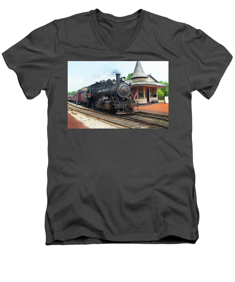 D2-rr-0675 Men's V-Neck T-Shirt featuring the photograph New Hope Station by Paul W Faust - Impressions of Light