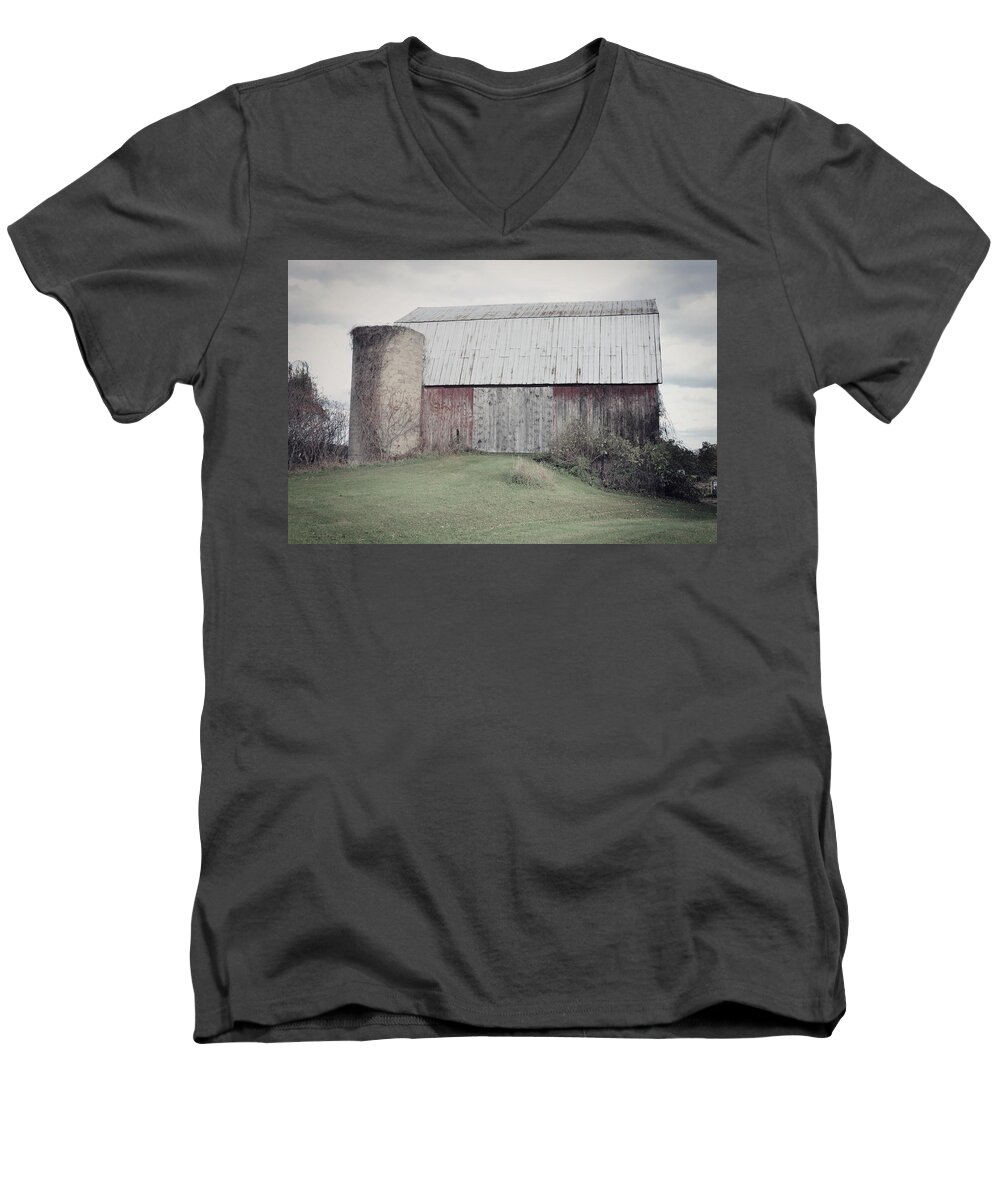 Barn Men's V-Neck T-Shirt featuring the photograph Up Around The Ben by Scott Ward