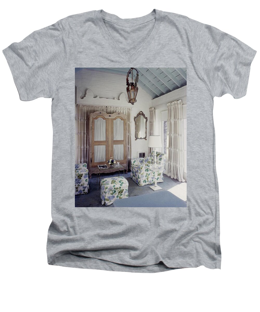 Interior Men's V-Neck T-Shirt featuring the photograph A Guest Room At Hickory Hill by Tom Leonard