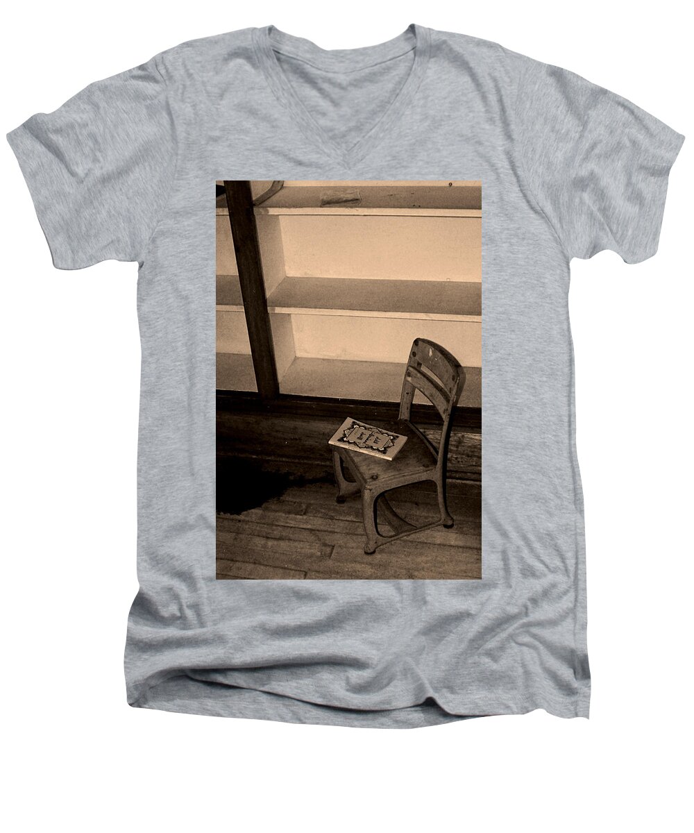  Men's V-Neck T-Shirt featuring the photograph Reading Time by Melissa Newcomb