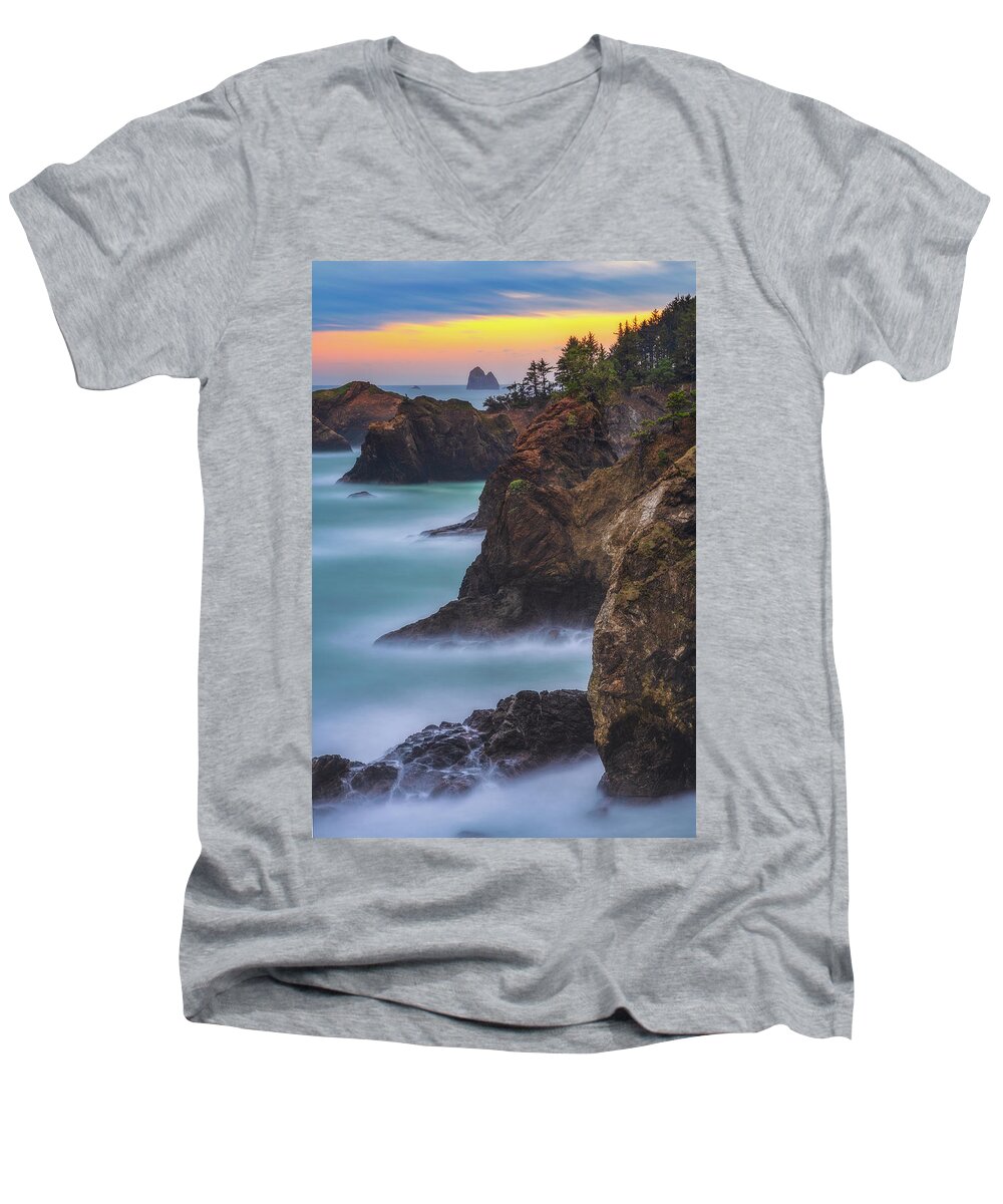 Ocean Men's V-Neck T-Shirt featuring the photograph Smooth Water at Thunder Rock by Darren White
