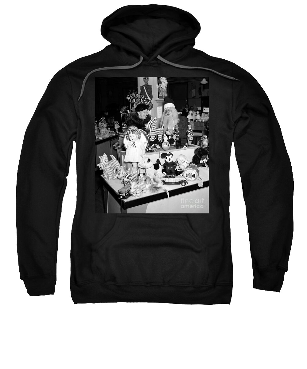 Eleanor Roosevelt Sweatshirt featuring the photograph First Lady Eleanor Roosevelt And Santa by Science Source