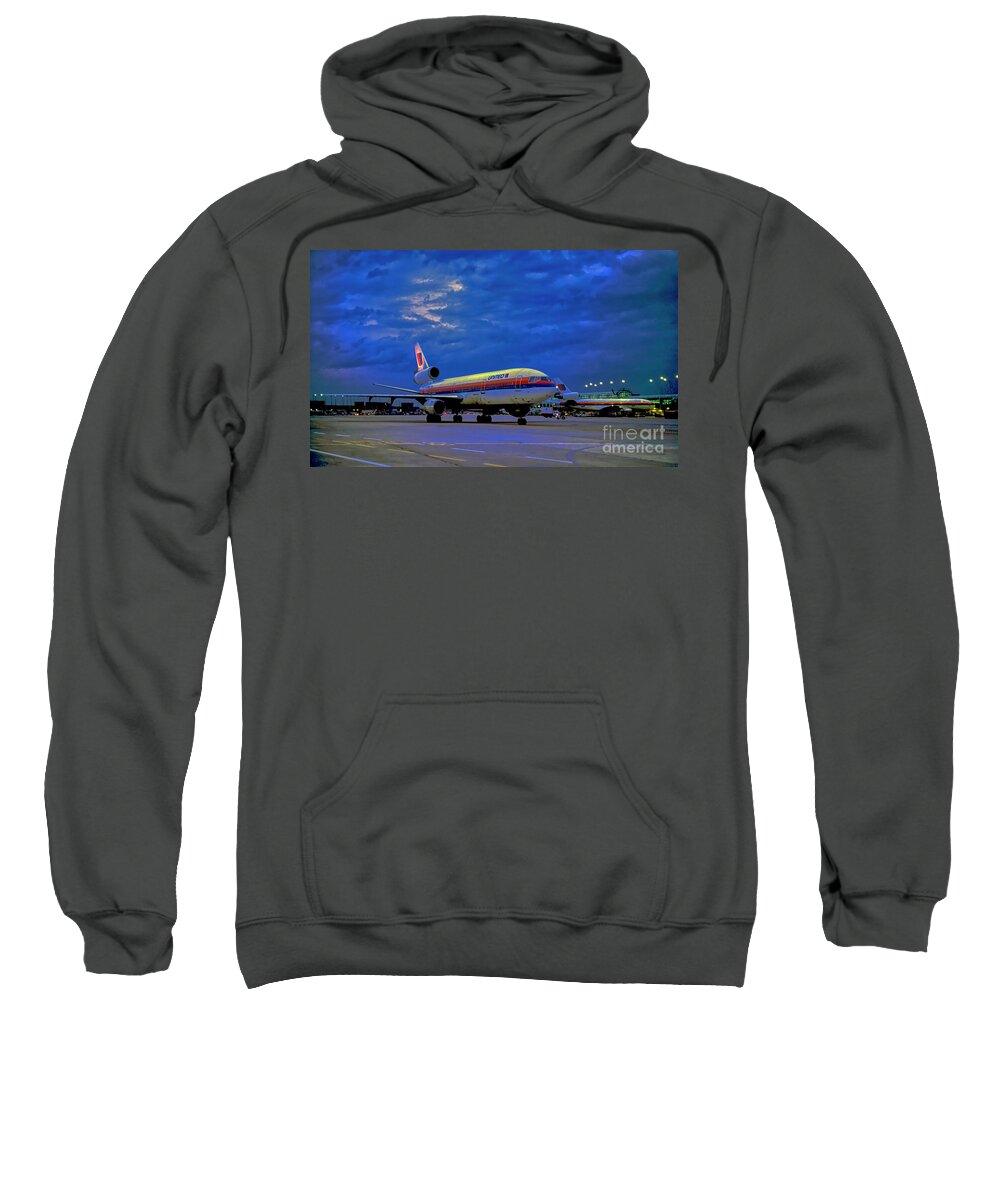 Dc10-30 Sweatshirt featuring the photograph Dc10-30 Taxi Chicago Ohare Early Morning 521010057 by Tom Jelen