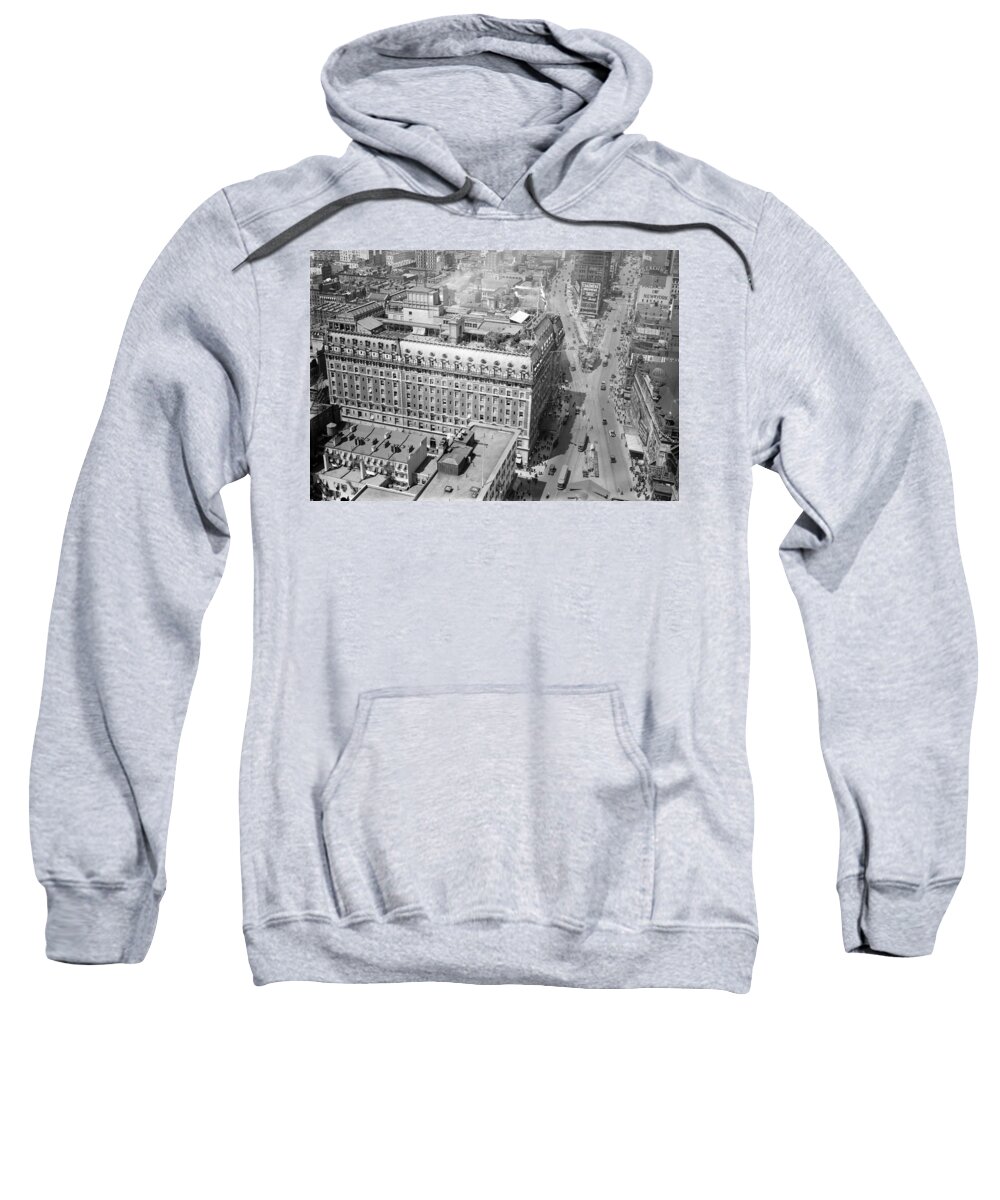 Architecture Sweatshirt featuring the photograph Nyc, Times Square, Hotel Astor, 1915-20 by Science Source