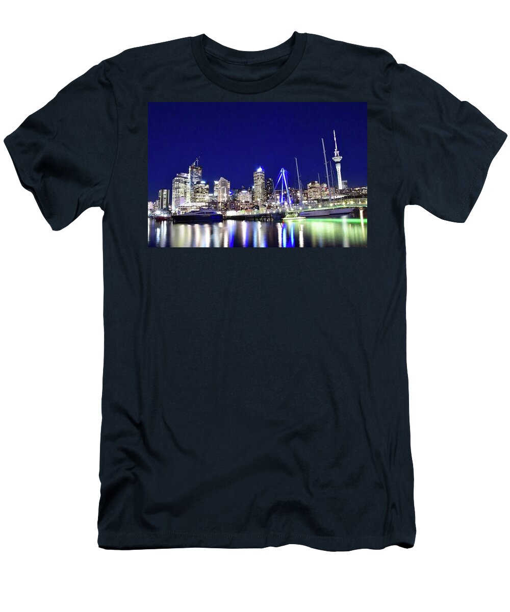 綺麗 T-Shirt featuring the photograph Night view of Auckland by Yusuke Sugiyama