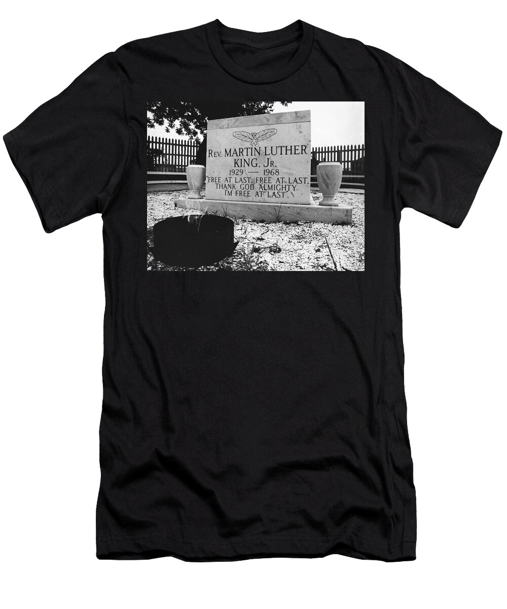 Martin Luther King T-Shirt featuring the photograph Mlks Original Grave by Tom McHugh