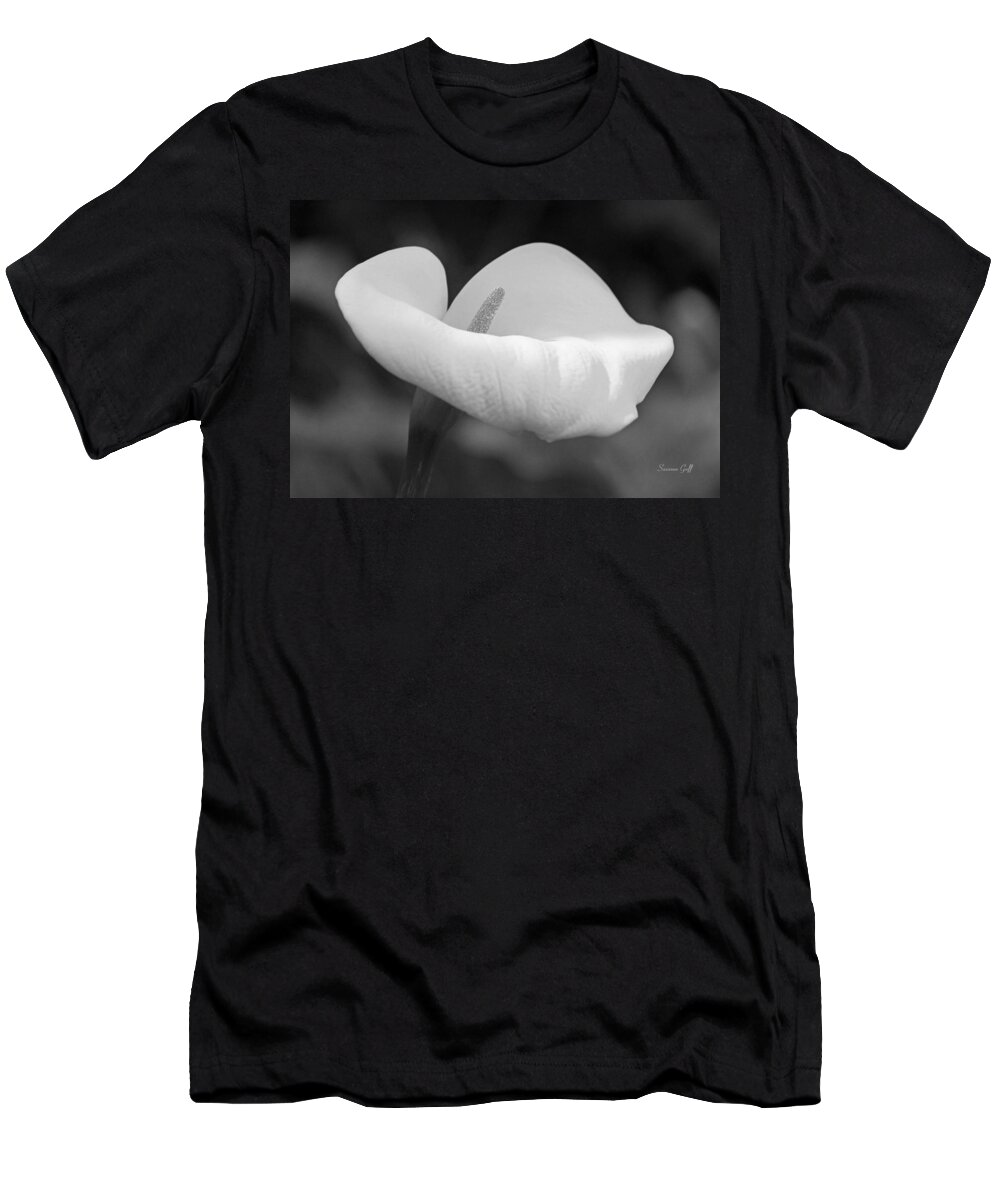 Black And White T-Shirt featuring the photograph Calla Lily in Black and White by Suzanne Gaff